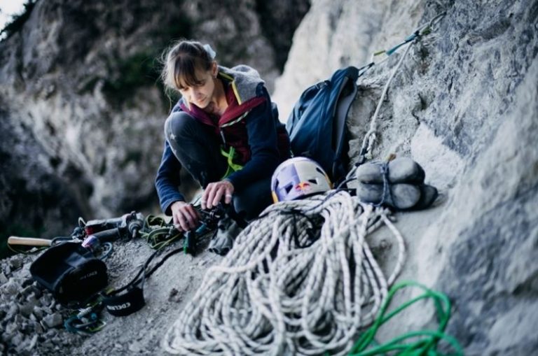 Cuerdas de escalada Edelrid y Petzl con certificación UIAA y norma EN para uso seguro.