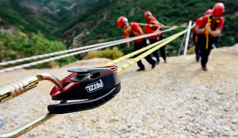 Descensor Petzl MAESTRO durante una maniobra de rescate técnico en altura.