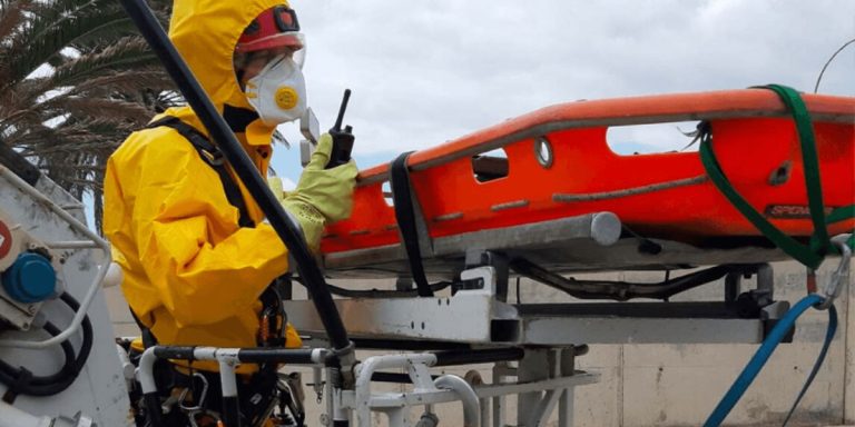 Técnico en altura limpiando su arnés y equipo durante la pandemia de COVID-19.