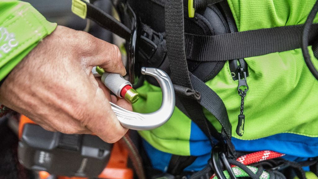 Cómo elegir equipos de montaña y trabajo en altura en Perú